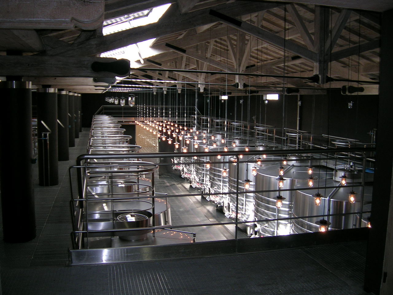 近代的なステンレスタンクで醗酵を行う