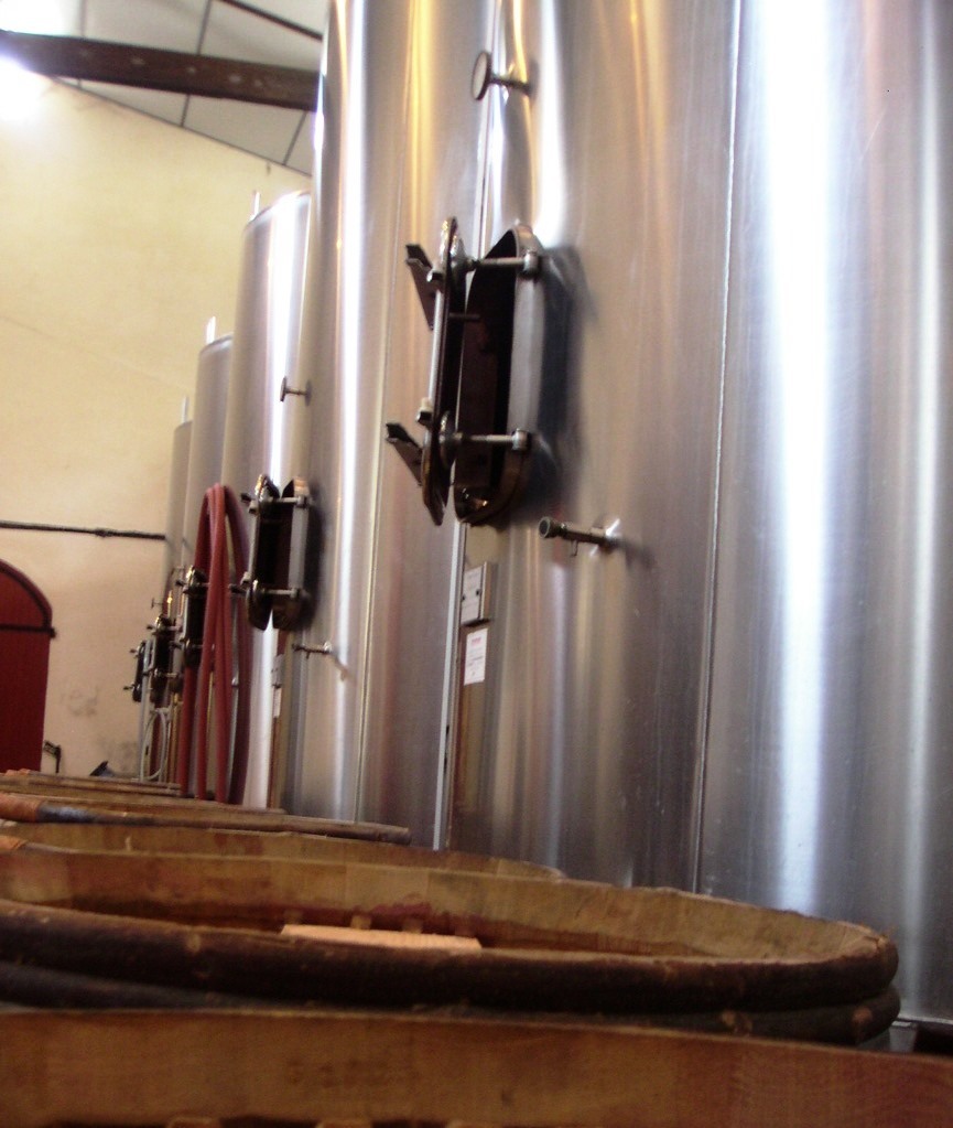 こじんまりとしたシャトーのセラー