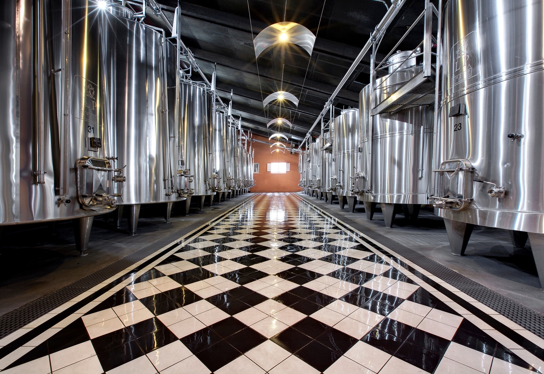 ステンレスタンクは56基