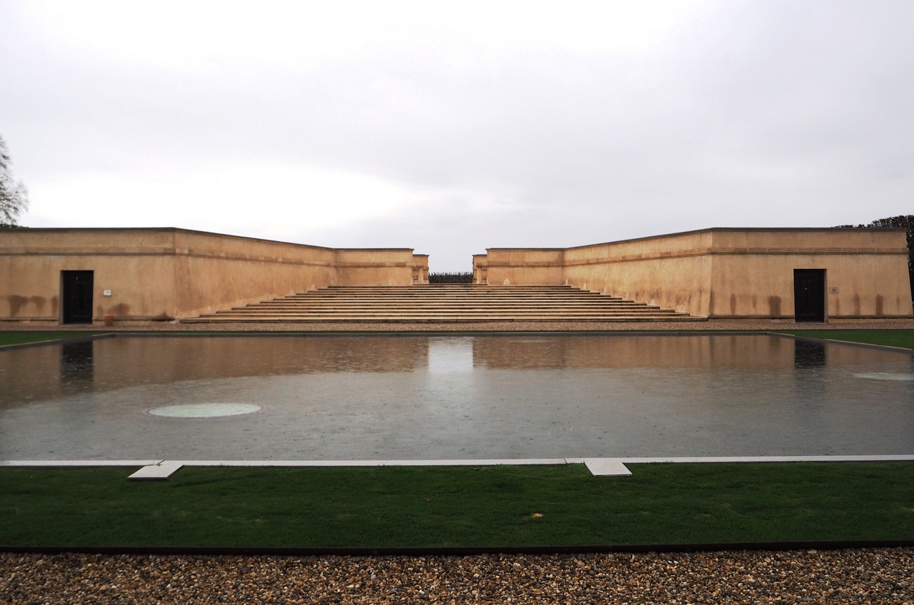 シャトーが美しく浮き上がる設計の池