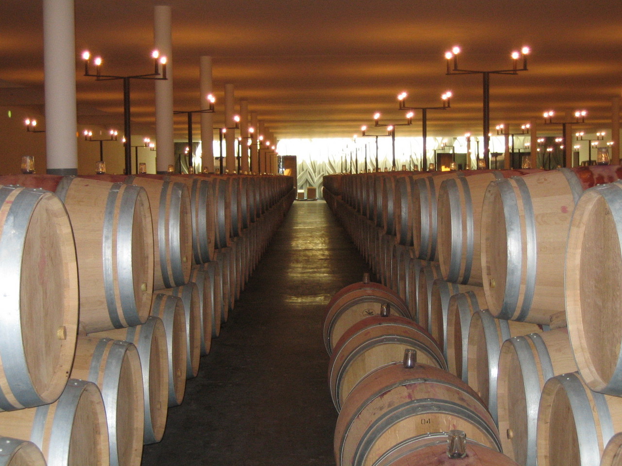 ボルドーでは珍しくシャトーの建物の下にもセラーがある