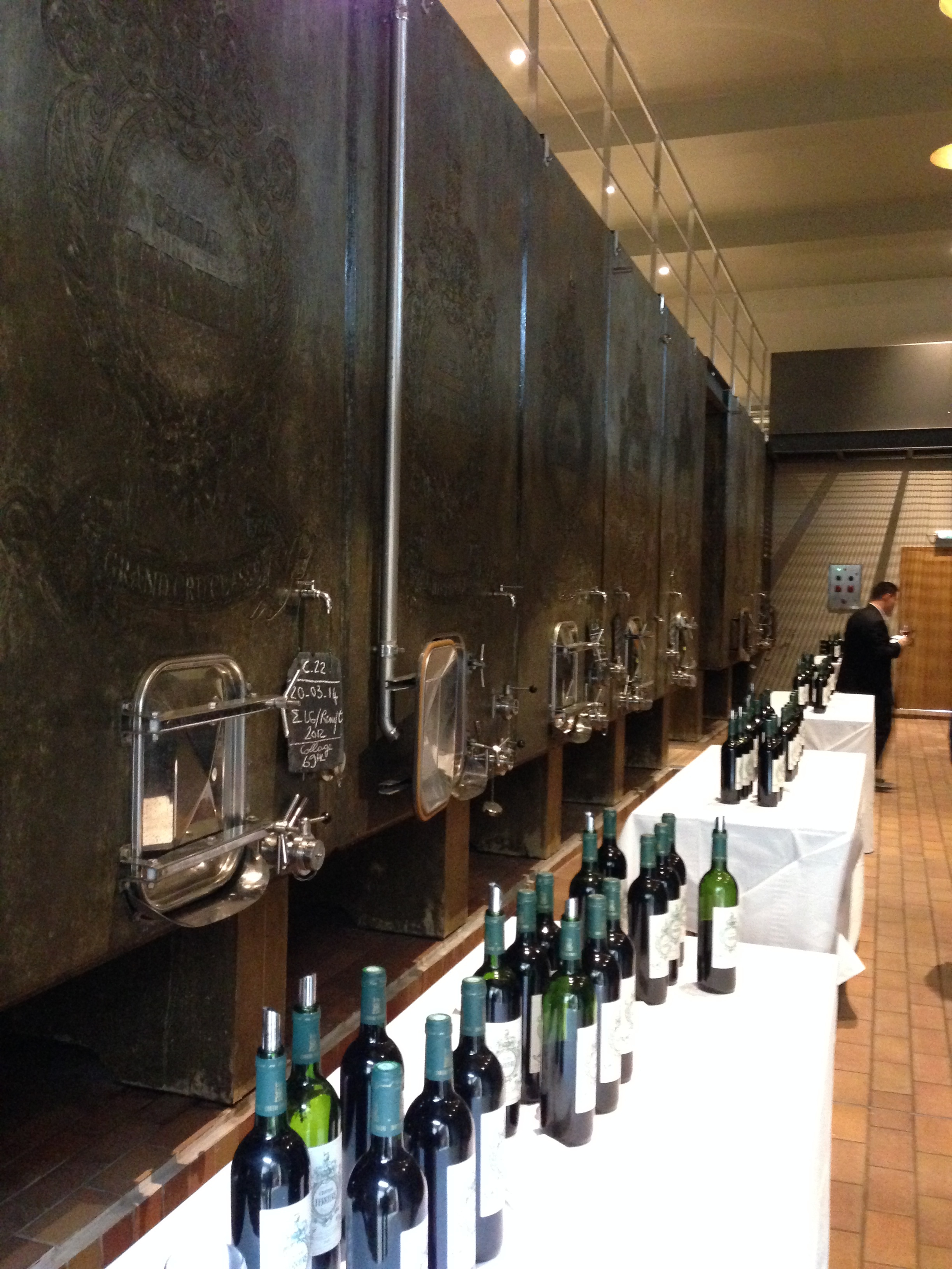 フェリエールのロゴの入ったコンクリートタンク