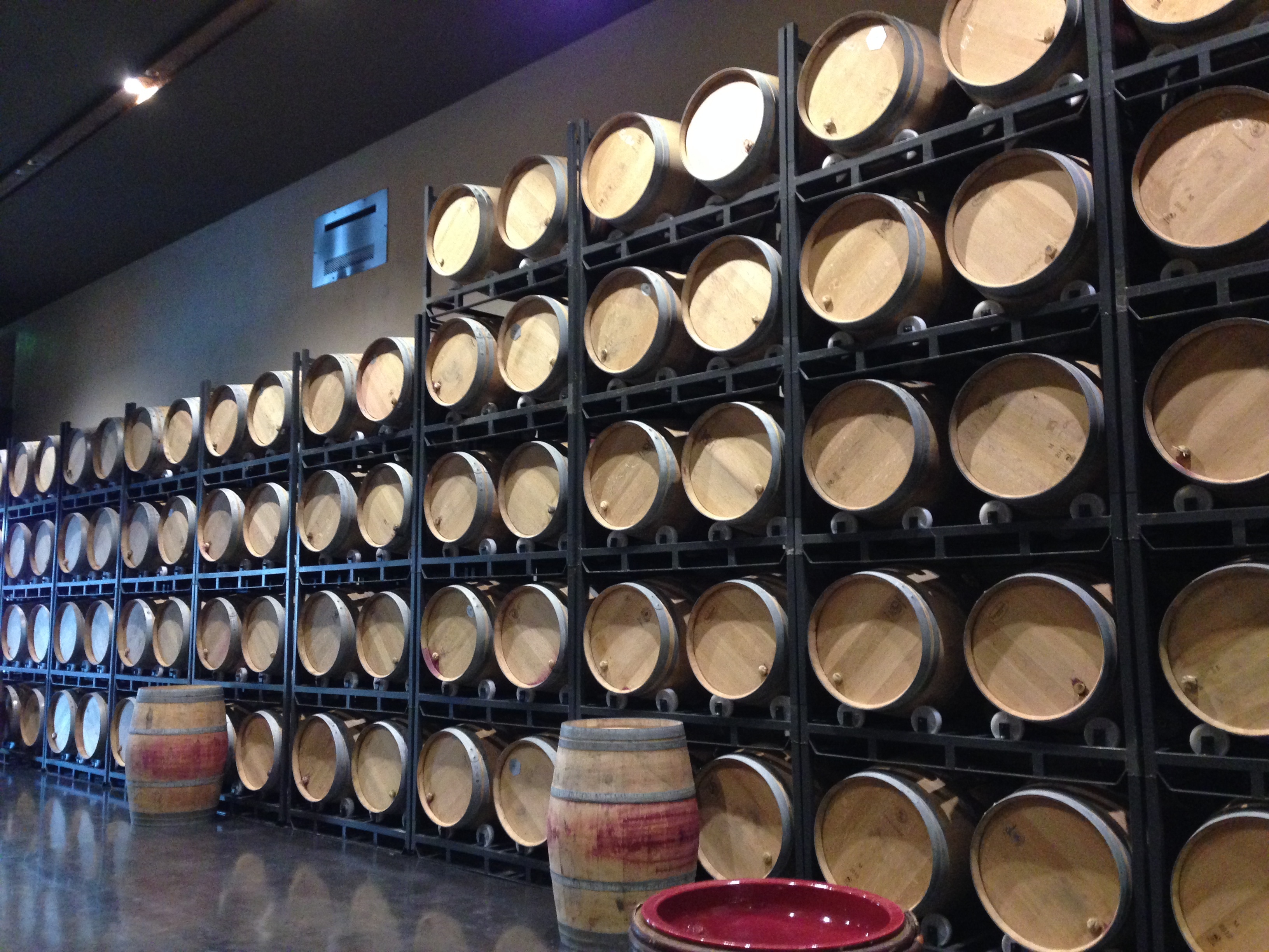 樽が5段に設置された熟成2年目用のセラー