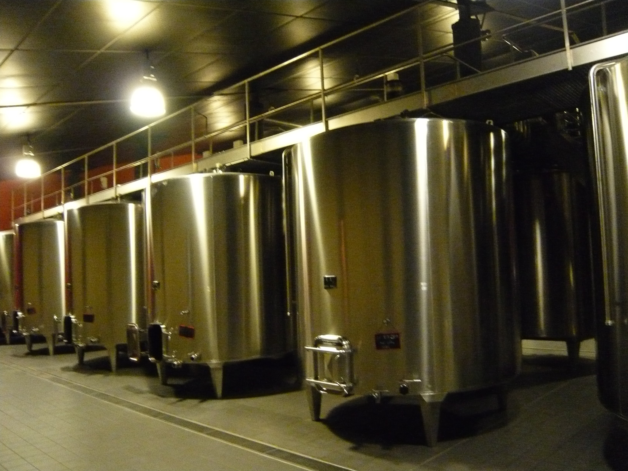 荘厳なシャトーのセラー