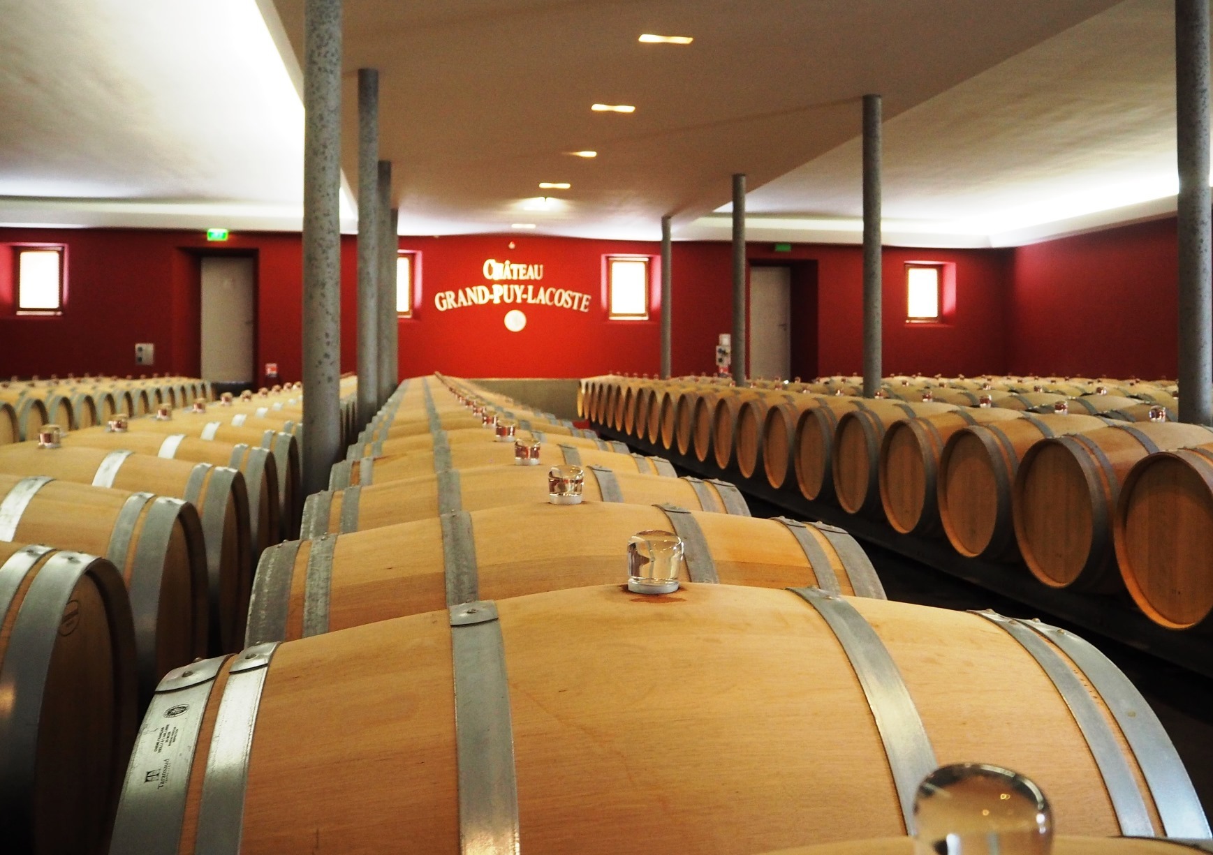 厳選された樽で静かにワインは寝かされる