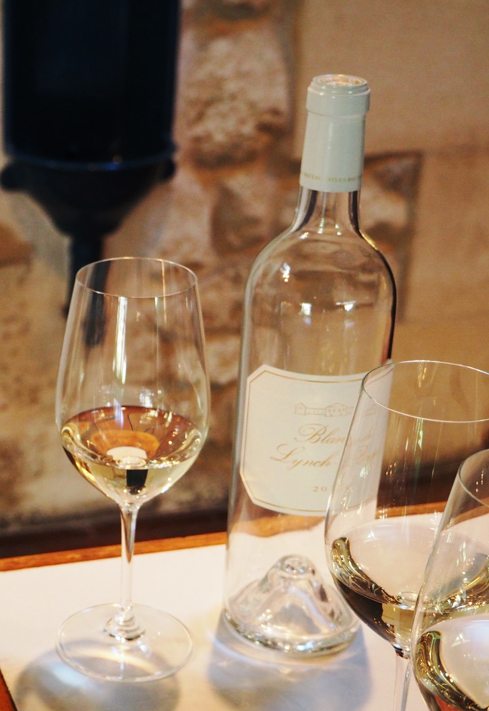 シンプルで品のある白のラベル