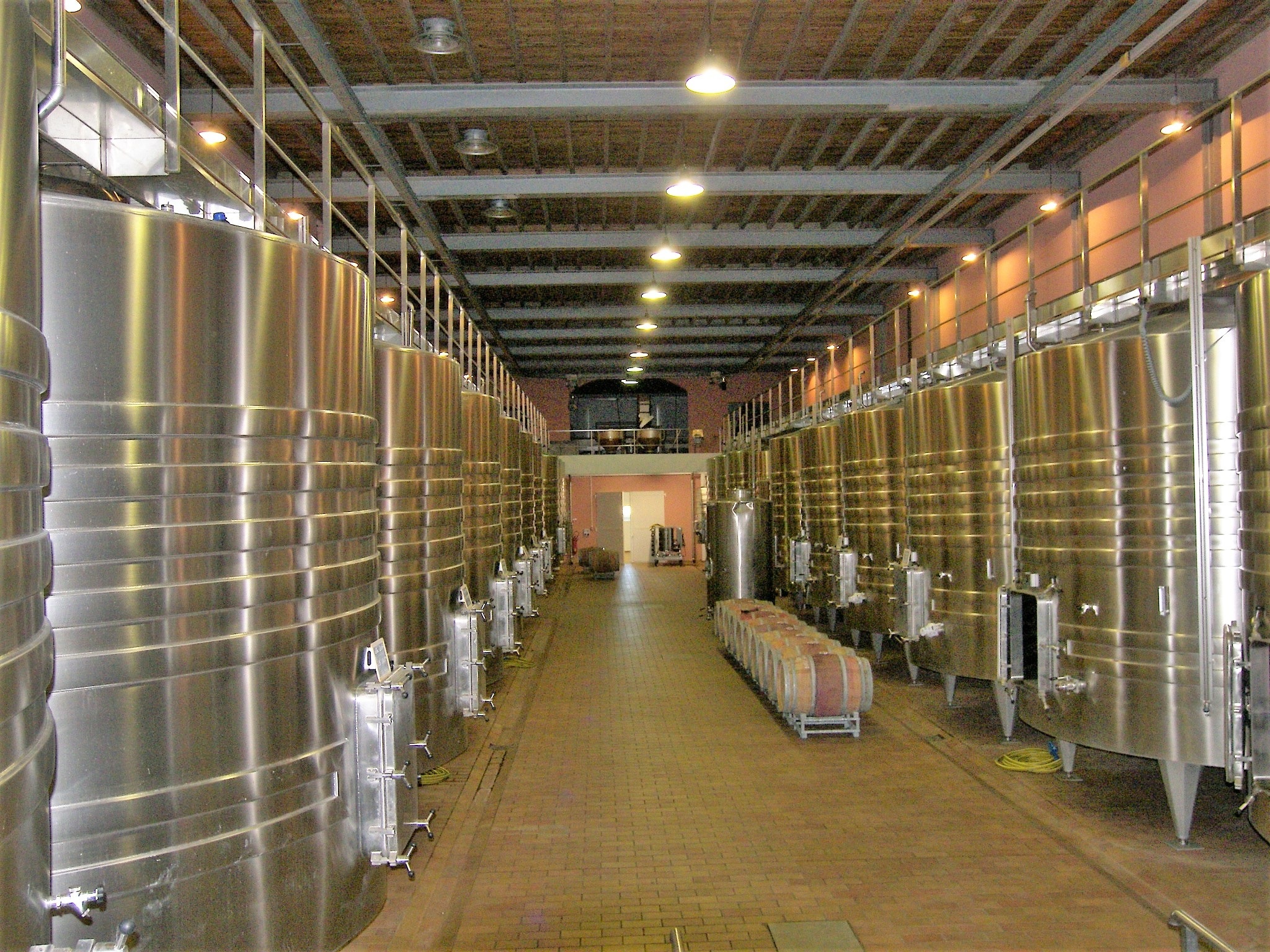 様々なサイズのステンレスタンクが並ぶ