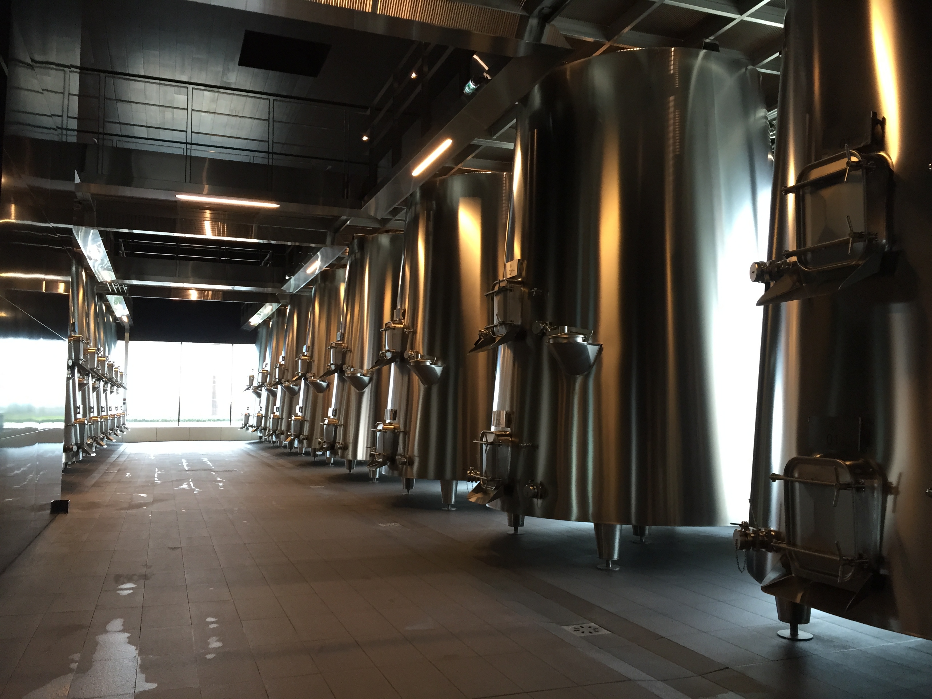 最新のステンレスタンクが立ち並ぶシャトー