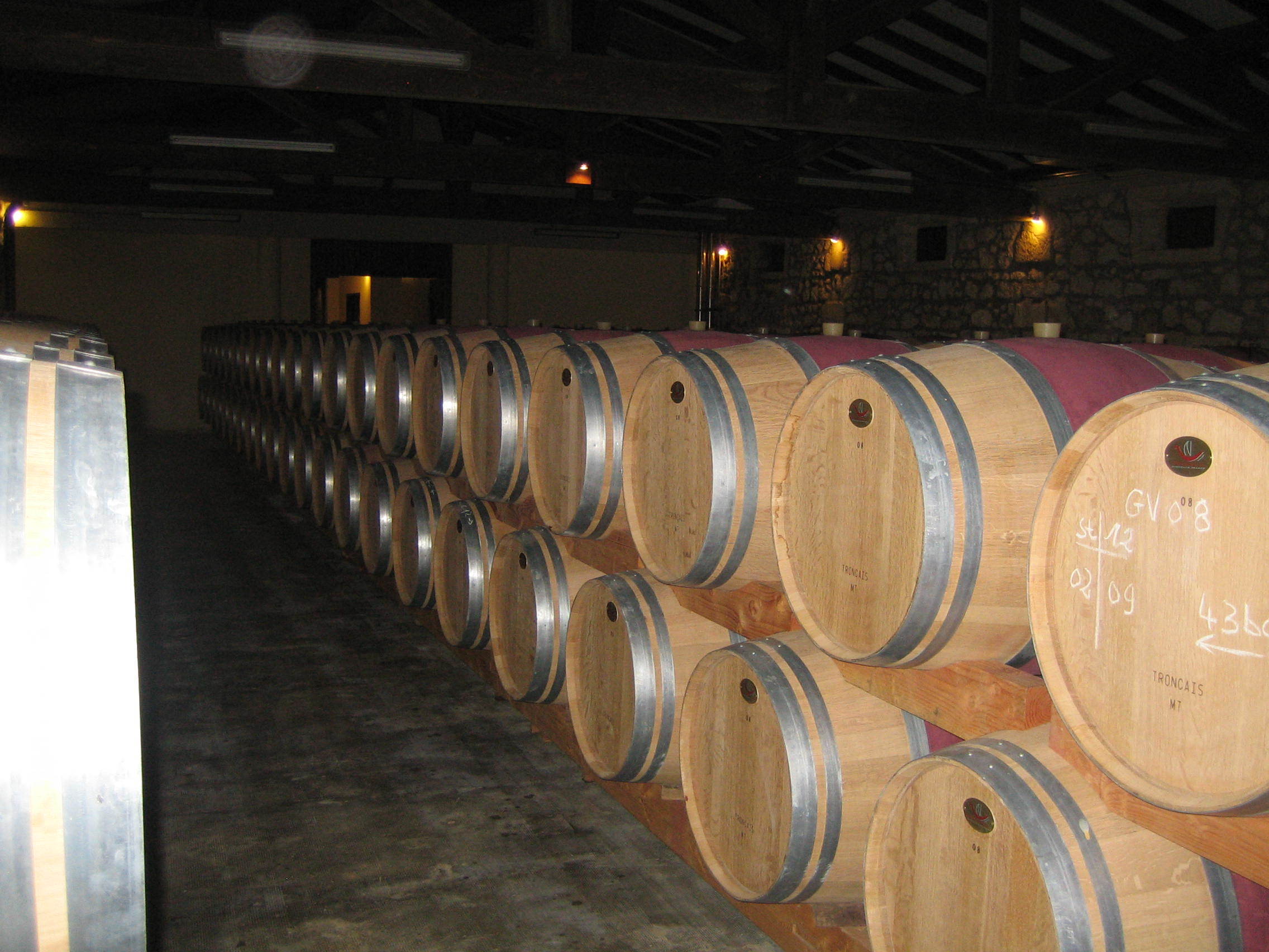 ワインが静かに寝かされるセラー