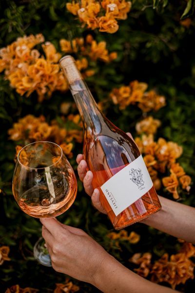 リーフランドロゼのボトル。ボトルにはスプリングボックに乗った天使が描かれています。