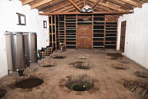 マラニ（シャラウリの醸造施設）地中にはクヴェヴリが埋められている