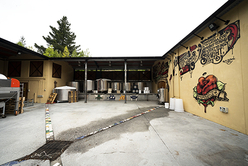醸造施設の外壁にもアーティスティックな絵が絵が描かれている